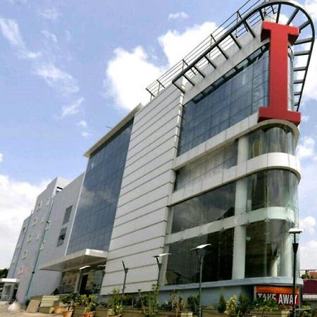 Capital O Surabhi Elite Near Miraj Cinemas - Shalini Shivani Sururnagar Buitenkant foto