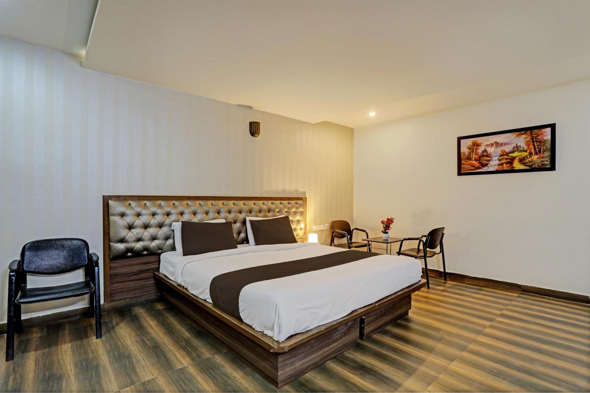 Capital O Surabhi Elite Near Miraj Cinemas - Shalini Shivani Sururnagar Buitenkant foto