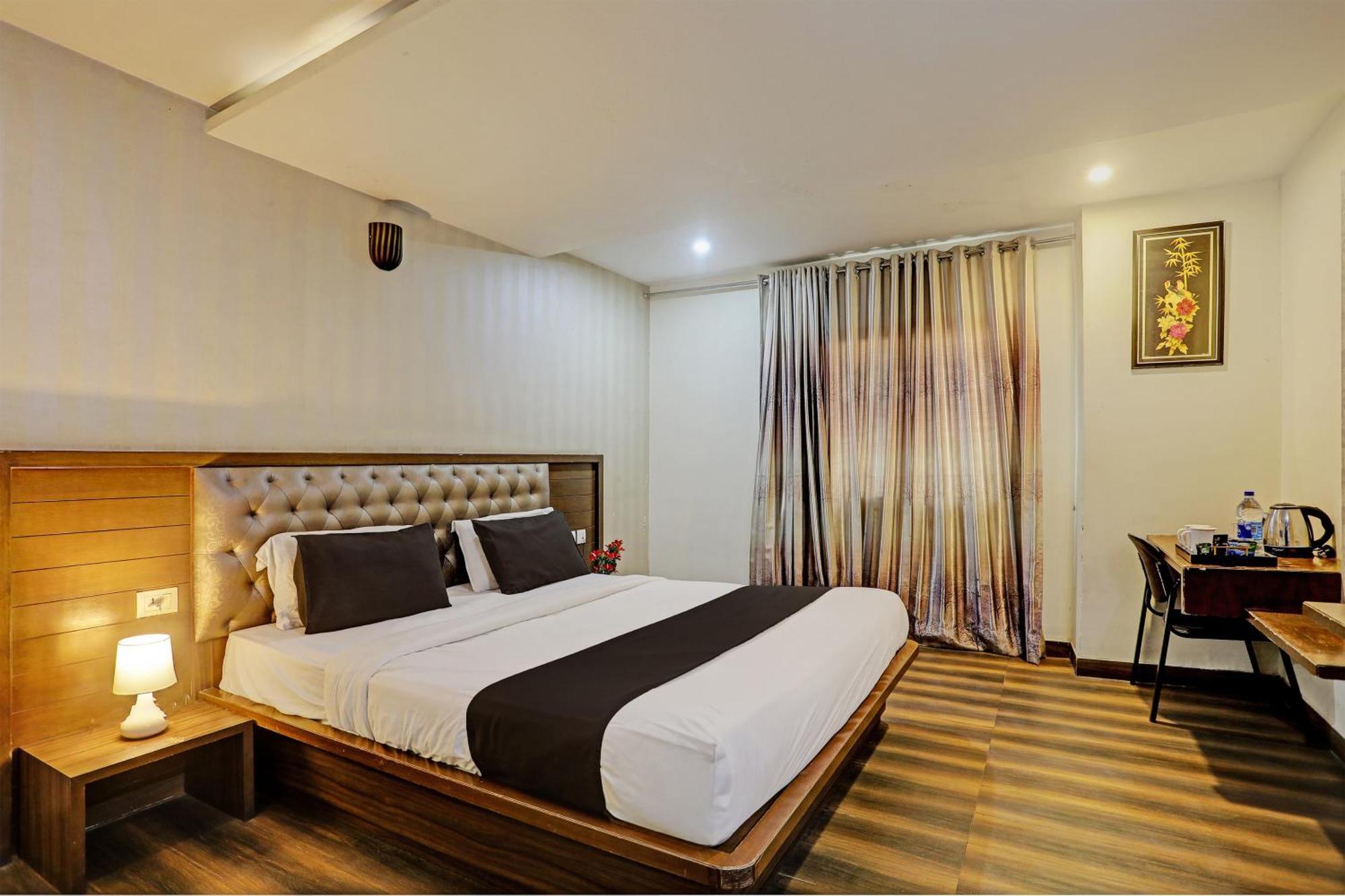 Capital O Surabhi Elite Near Miraj Cinemas - Shalini Shivani Sururnagar Buitenkant foto