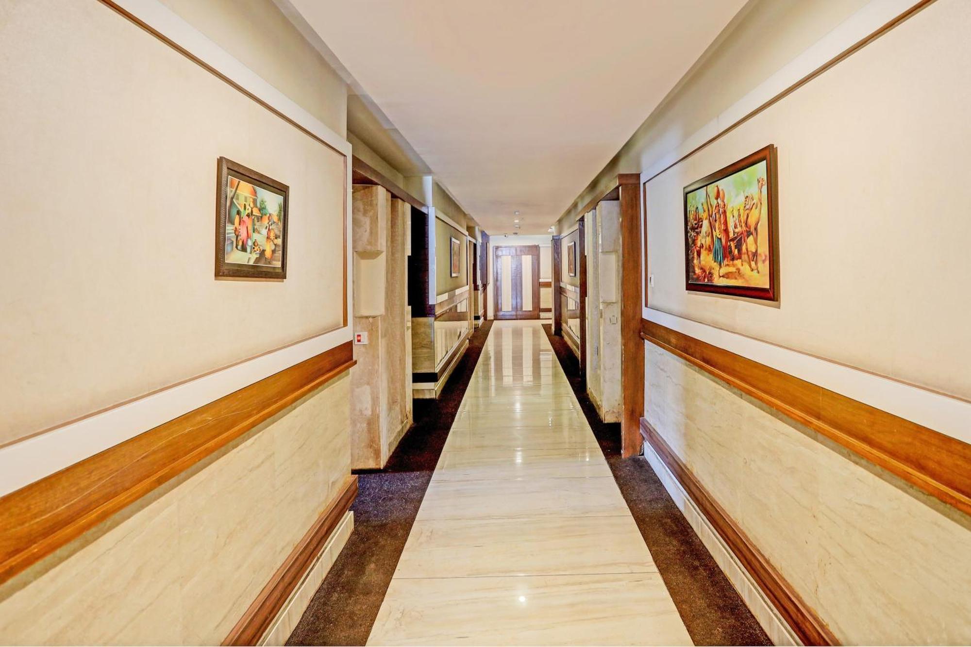 Capital O Surabhi Elite Near Miraj Cinemas - Shalini Shivani Sururnagar Buitenkant foto