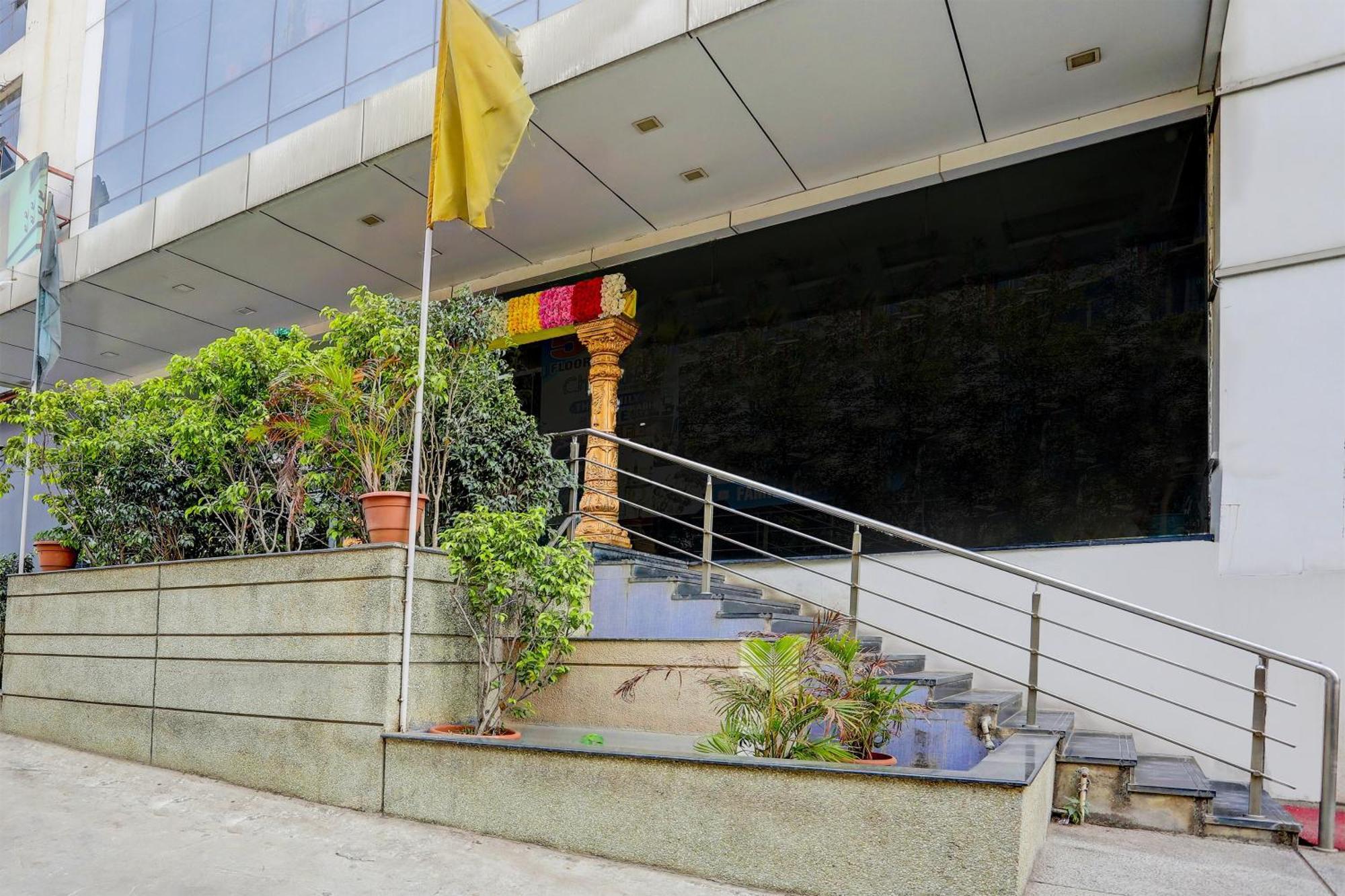 Capital O Surabhi Elite Near Miraj Cinemas - Shalini Shivani Sururnagar Buitenkant foto