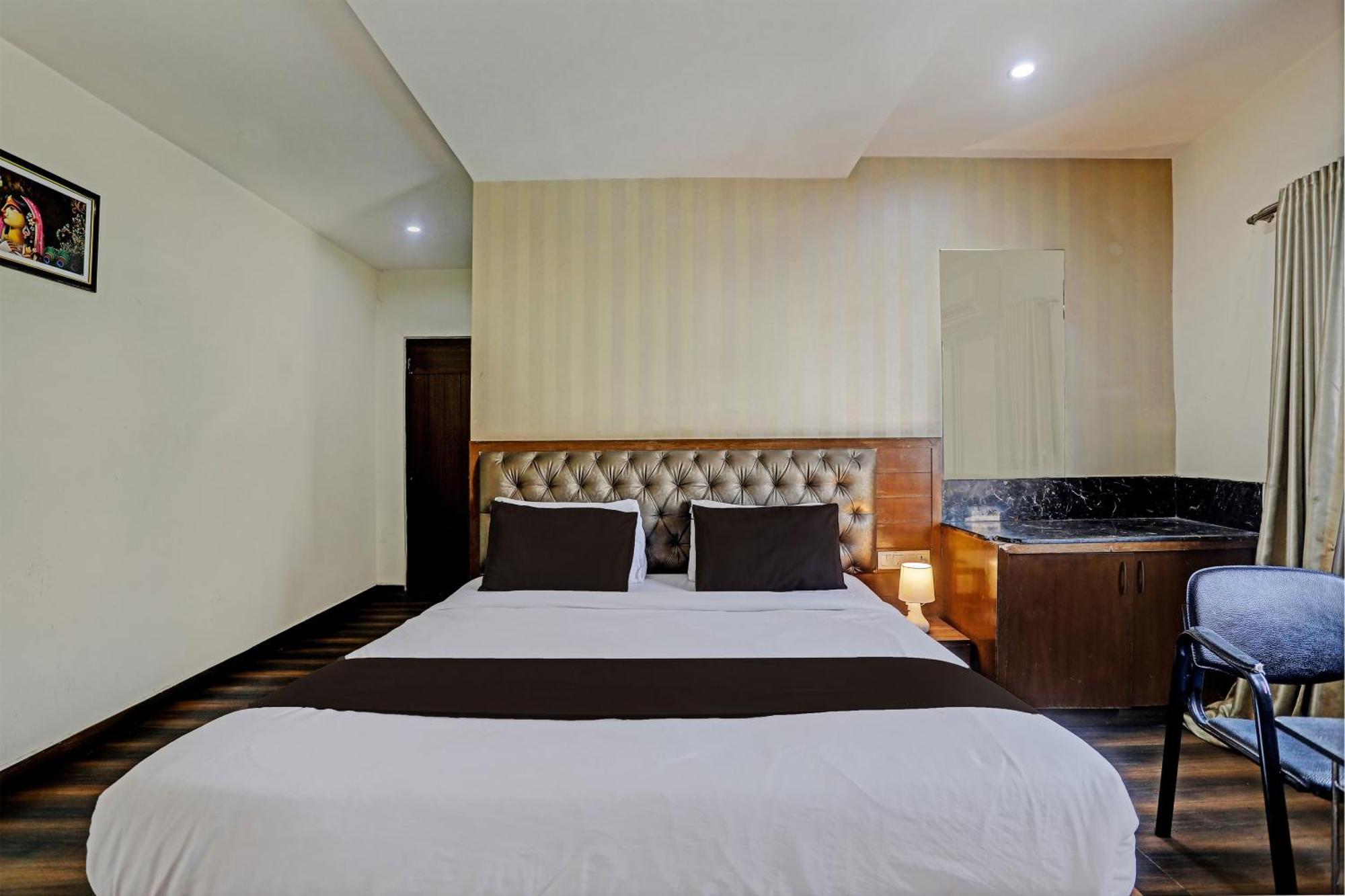 Capital O Surabhi Elite Near Miraj Cinemas - Shalini Shivani Sururnagar Buitenkant foto