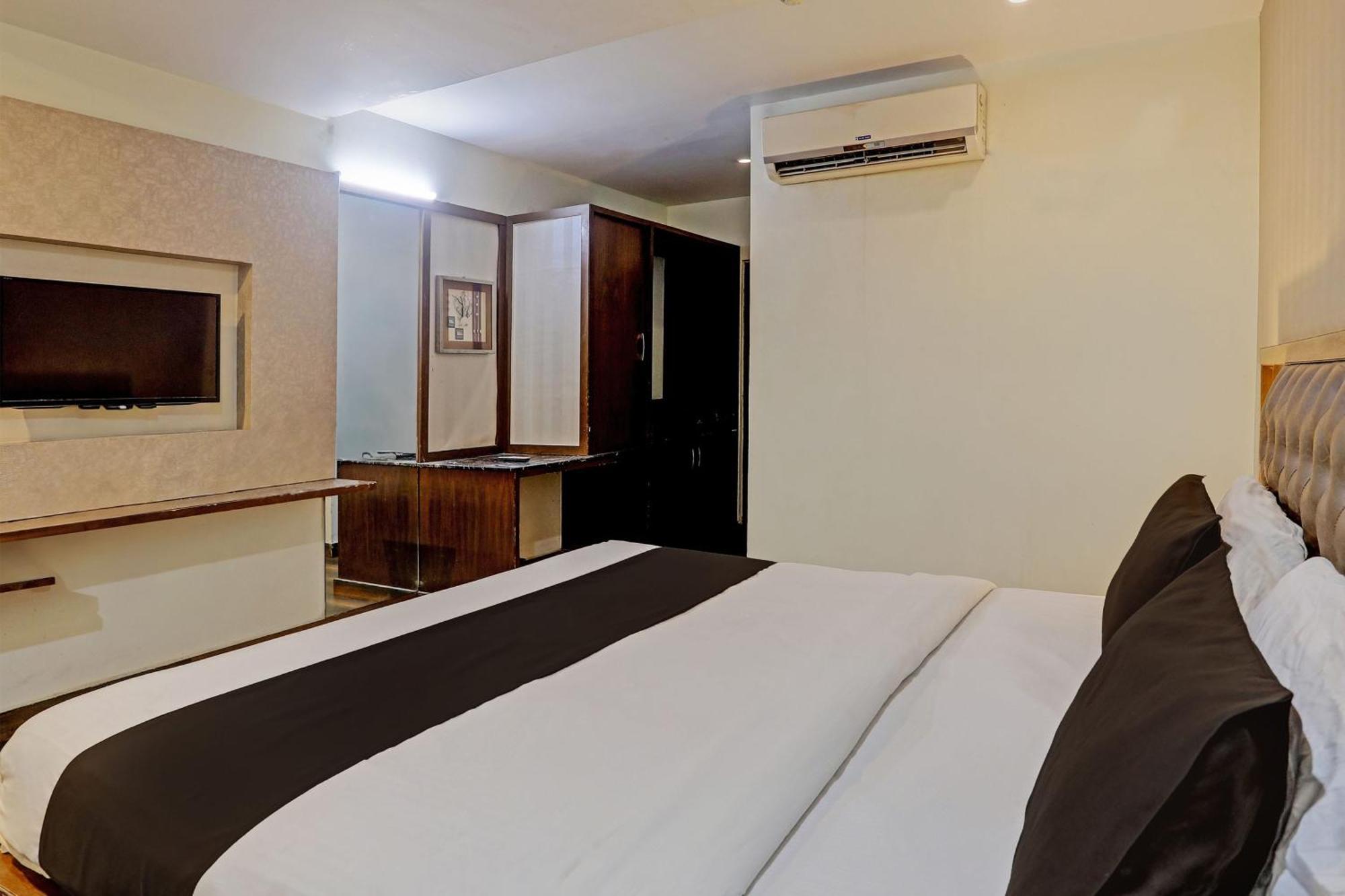 Capital O Surabhi Elite Near Miraj Cinemas - Shalini Shivani Sururnagar Buitenkant foto