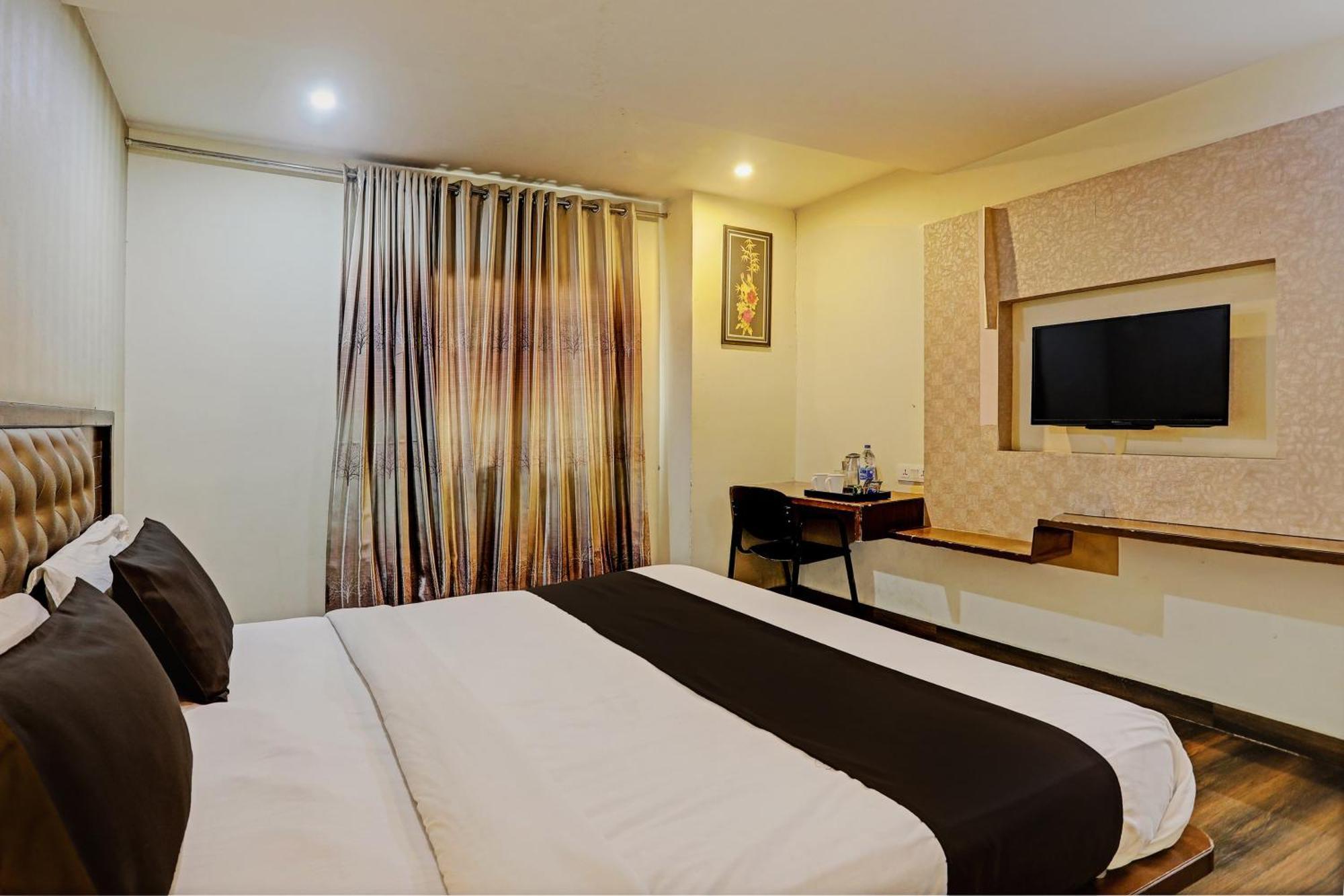 Capital O Surabhi Elite Near Miraj Cinemas - Shalini Shivani Sururnagar Buitenkant foto