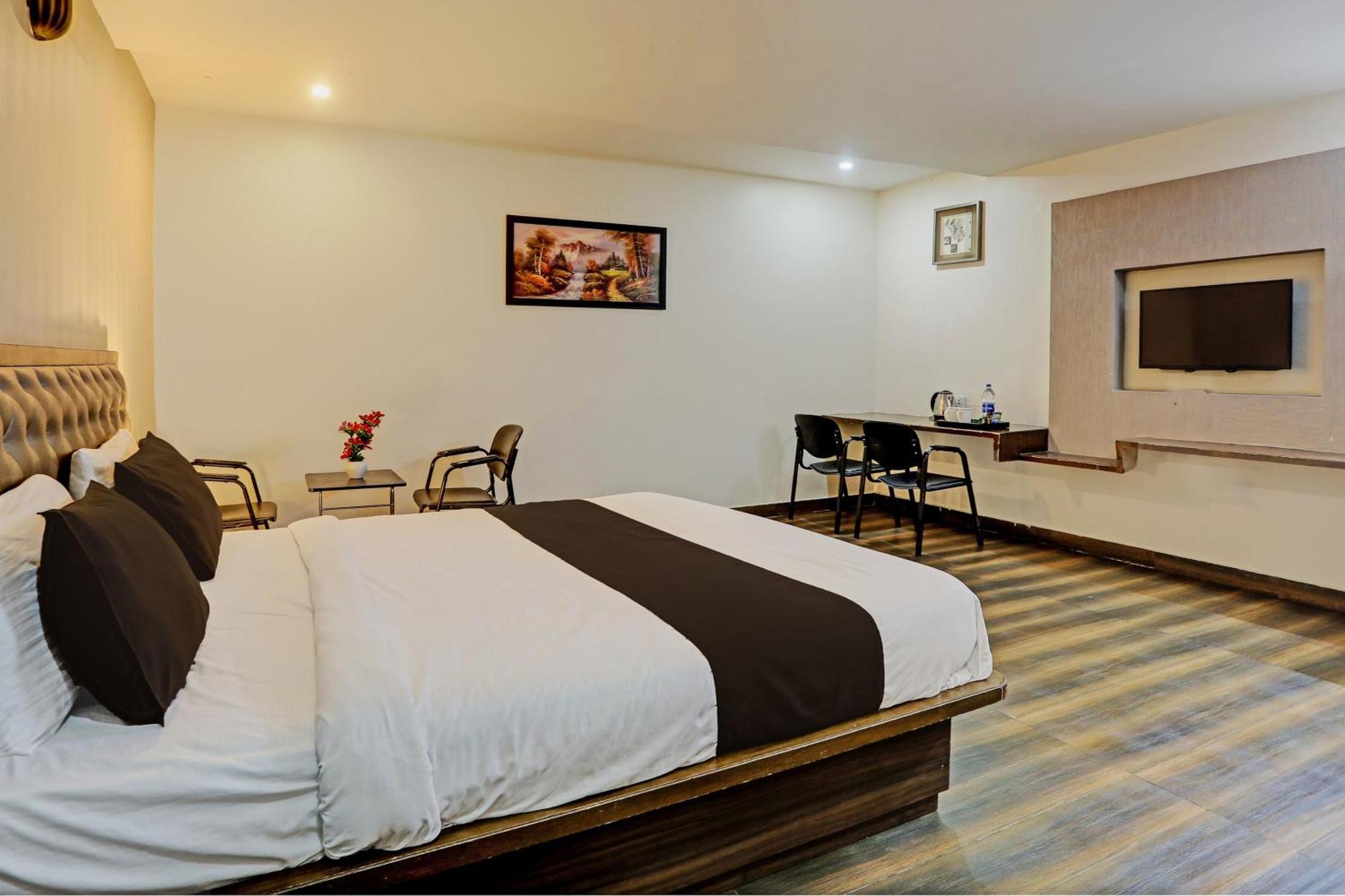 Capital O Surabhi Elite Near Miraj Cinemas - Shalini Shivani Sururnagar Buitenkant foto