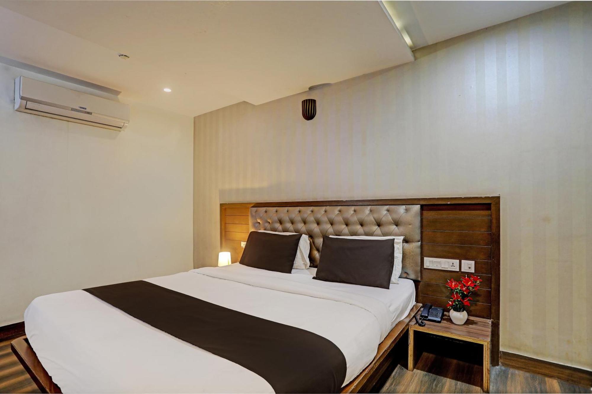 Capital O Surabhi Elite Near Miraj Cinemas - Shalini Shivani Sururnagar Buitenkant foto