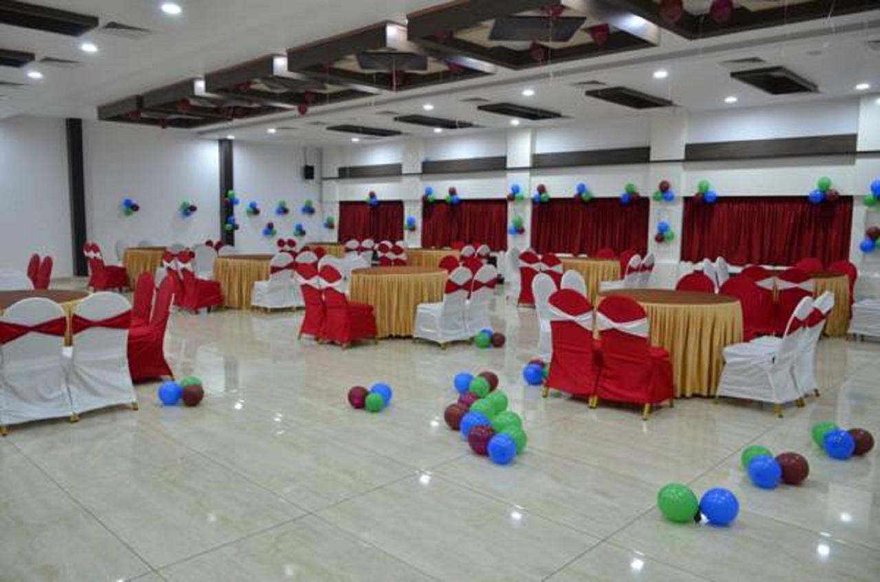 Capital O Surabhi Elite Near Miraj Cinemas - Shalini Shivani Sururnagar Buitenkant foto