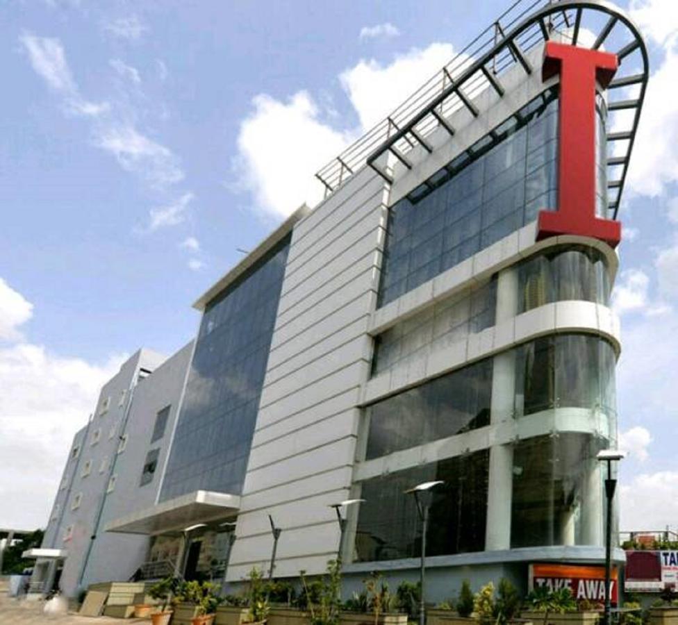 Capital O Surabhi Elite Near Miraj Cinemas - Shalini Shivani Sururnagar Buitenkant foto